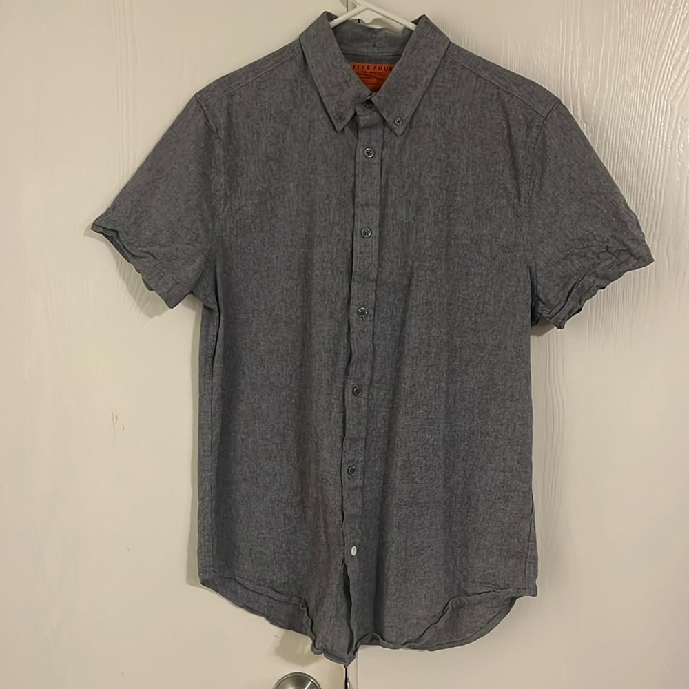 Five Four Men’s short sleeve cotton button down shirt. Light Gray. Size Medium